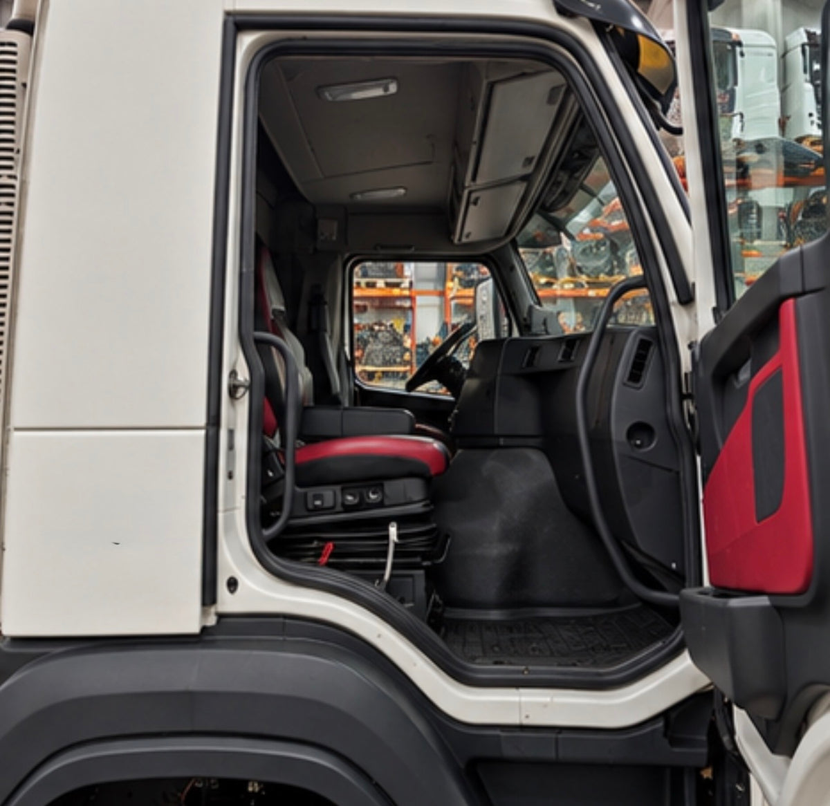 CABINA COMPLETA VOLVO FMX 2018  segunda mano 7/10 buen estado