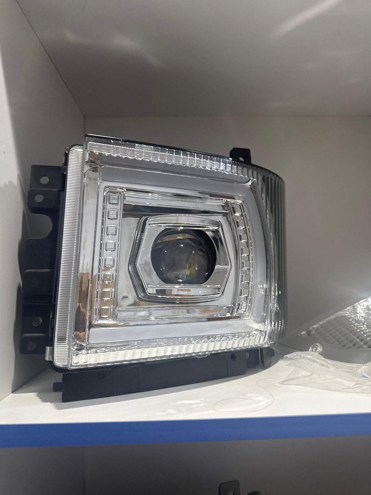 Faro Isuzu. Led derecho